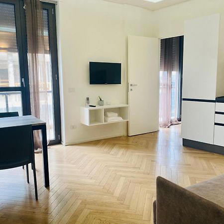 Sky View -Porta Nuova- Appartamento 2 Con Balcone Милан Экстерьер фото